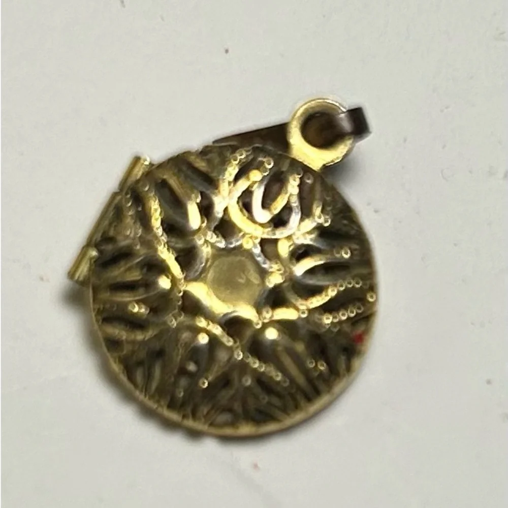 Gold Pendant with Tassel - Picture 2 of 9